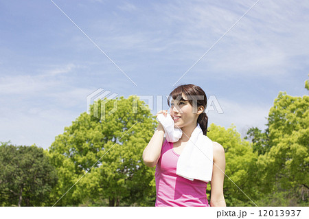 タオルで汗を拭く女性 12013937