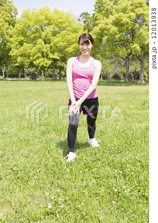 公園でストレッチする女性 公園でストレッチする女性 12013938