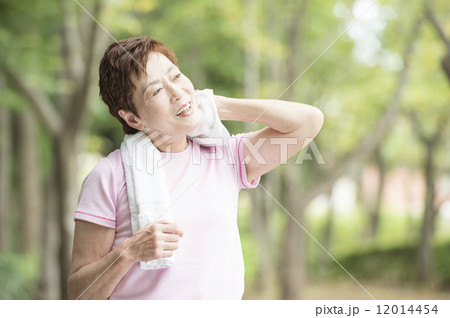 ジョギングをするシニア女性 12014454