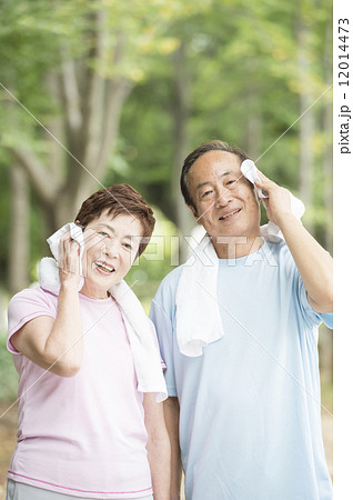 ウォーキングをするシニア夫婦 ウォーキングをするシニア夫婦 12014473