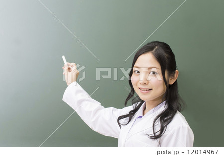 黒板の前で解説をする白衣の女性 12014967