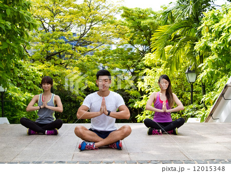Man & Women Yoga in The Park Man & Women Yoga in The Park 12015348
