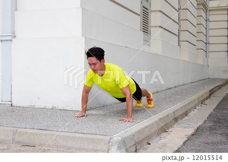 Man Push Up in the City 12015514