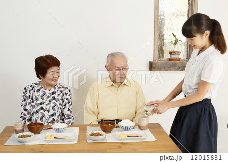 お茶を入れる孫 12015831