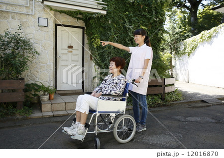 車イスを押す介護士 12016870