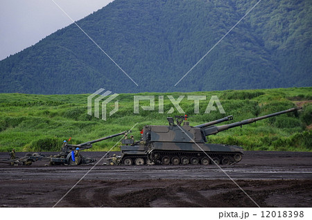 ロングノーズ & サンダーストーン ( 自走砲 ) 2014年 富士総合火力演習 ロングノーズ & サンダーストーン ( 自走砲 ) 2014年 富士総合火力演習 12018398