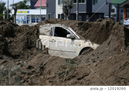 土砂に埋まった車の写真素材