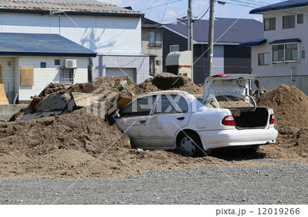 土砂に埋まった車の写真素材