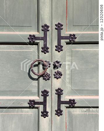 世界遺産　韓国　南漢山城　行宮の古い扉 12020606