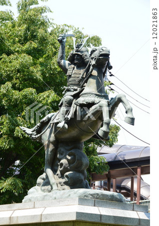 新田義貞の騎馬像(京王線・分倍河原駅前ロータリー/東京都府中市片町) 新田義貞の騎馬像(京王線・分倍河原駅前ロータリー/東京都府中市片町) 12021863