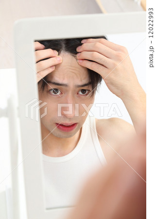 生え際を気にする若い男性 生え際を気にする若い男性 12022993