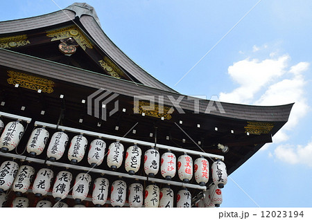八坂神社の「舞殿」（京都市東山区祇園町） 12023194