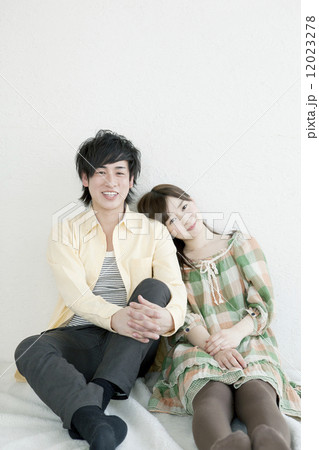 床に座る20代のカップル 床に座る20代のカップル 12023278