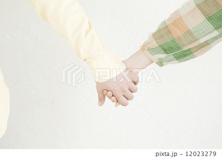 手をつなぐ男女の手 12023279