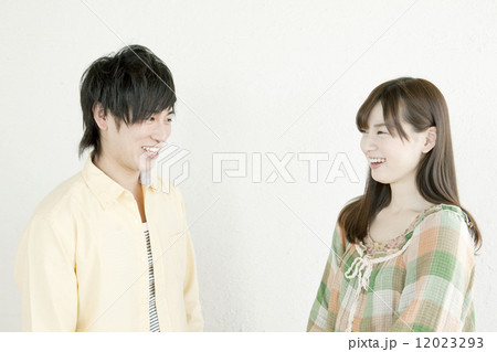 向かい合う笑顔の若い男女 向かい合う笑顔の若い男女 12023293
