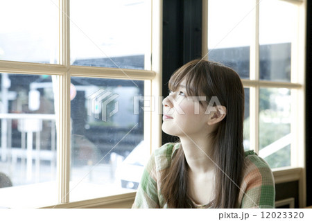 窓の外を見る若い女性 窓の外を見る若い女性 12023320