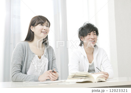 勉強中の若いカップル 12023321