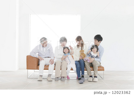 ソファに座る三世代家族 12023362