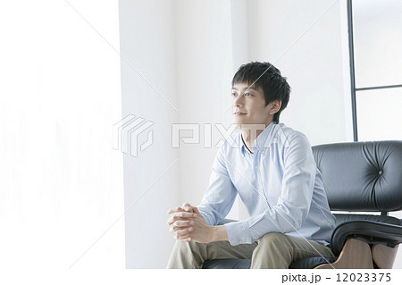椅子に座る男性の写真素材
