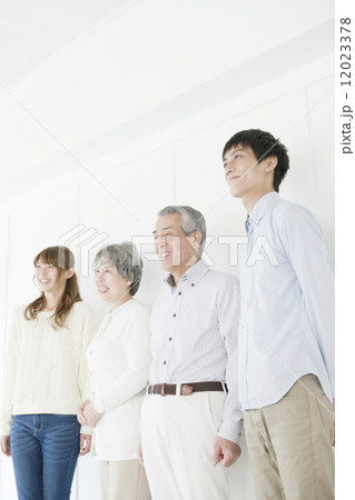 笑顔の二世代家族ポートレート 12023378