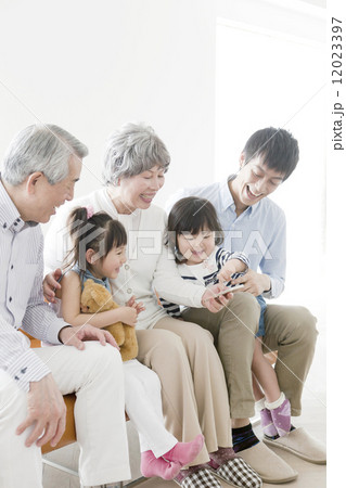 おじいさん、おばあさん、息子と孫娘2人 12023397