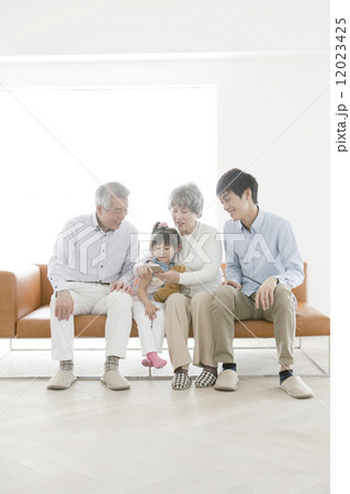 おじいさん、おばあさん、息子と孫娘 おじいさん、おばあさん、息子と孫娘 12023425