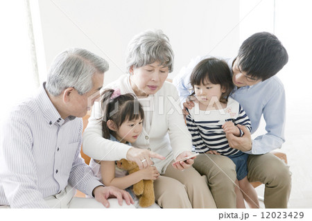 おじいさん、おばあさん、息子と孫娘2人 12023429