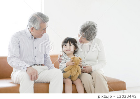 おじいさん、おばあさんと孫娘 おじいさん、おばあさんと孫娘 12023445