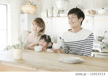 キッチンでくつろぐ夫婦と娘 キッチンでくつろぐ夫婦と娘 12023513