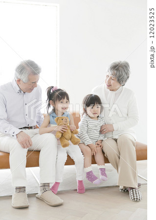 おじいさん、おばあさんと孫娘2人 おじいさん、おばあさんと孫娘2人 12023525