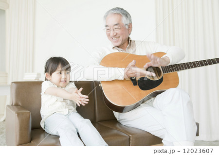 一緒に遊ぶ祖父と孫娘 12023607
