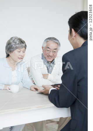 アドバイスを受けるシニア夫婦 12023608