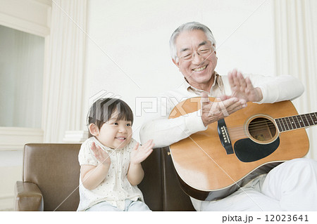 手をたたいて遊ぶ祖父と孫娘 12023641