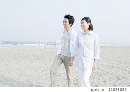 海辺を散歩するカップル 海辺を散歩するカップル 12023826