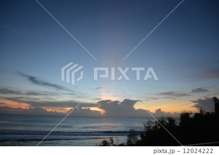 グアムの夕暮れ 12024222
