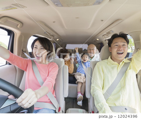 車に乗る三世代家族 12024396