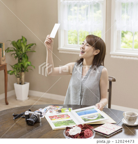 写真を眺める女性 写真を眺める女性 12024473