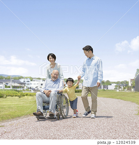 車椅子に乗る男性と家族 12024539