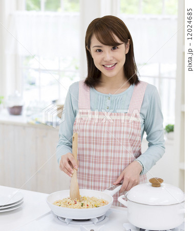 キッチンで調理する女性 12024685