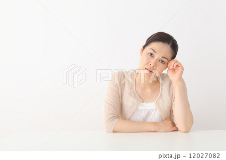 体調が悪い中年女性 12027082