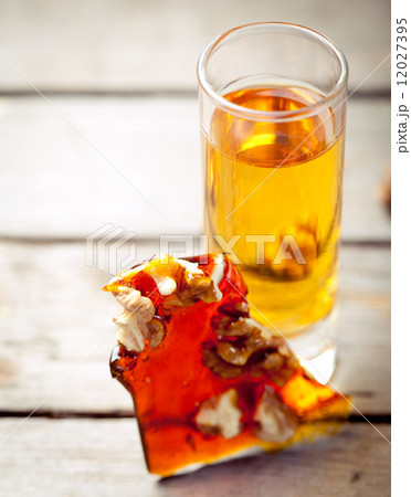 Rum and caramelized walnuts. Krokant. 12027395