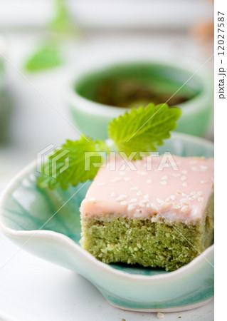 Matcha green tea cakes with white chocolate glaze 12027587