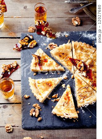 White chocolate, rum and caramel tart White chocolate, rum and caramel tart 12027680