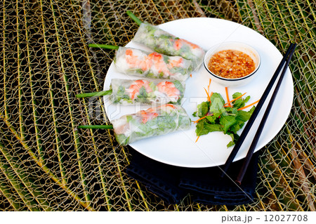 Fresh spring rolls with pork, prawn and herbs 12027708