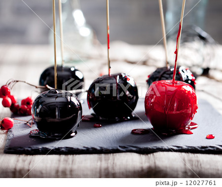 Halloween black and red caramelized apples 12027761