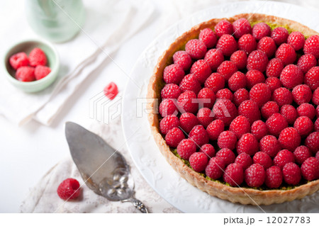 Fresh raspberry and pistachio cream tart 12027783