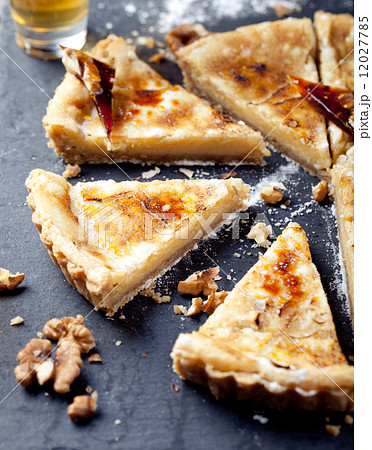 White chocolate, rum and caramel tart White chocolate, rum and caramel tart 12027785