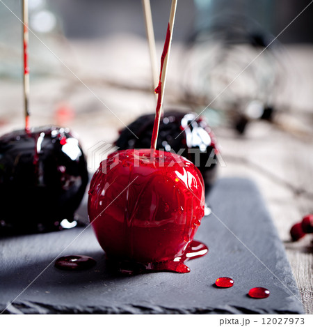 Halloween black and red caramelized apples 12027973
