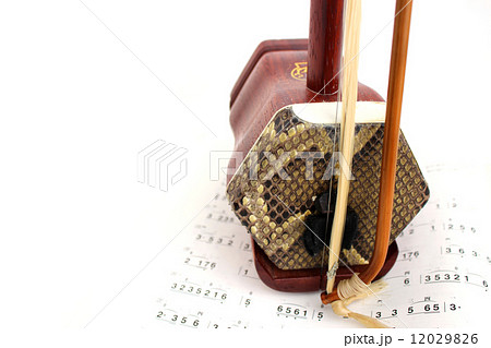 二胡と楽譜 12029826