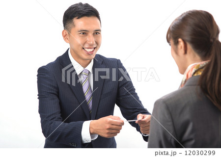 名刺を渡す日本人男性 12030299